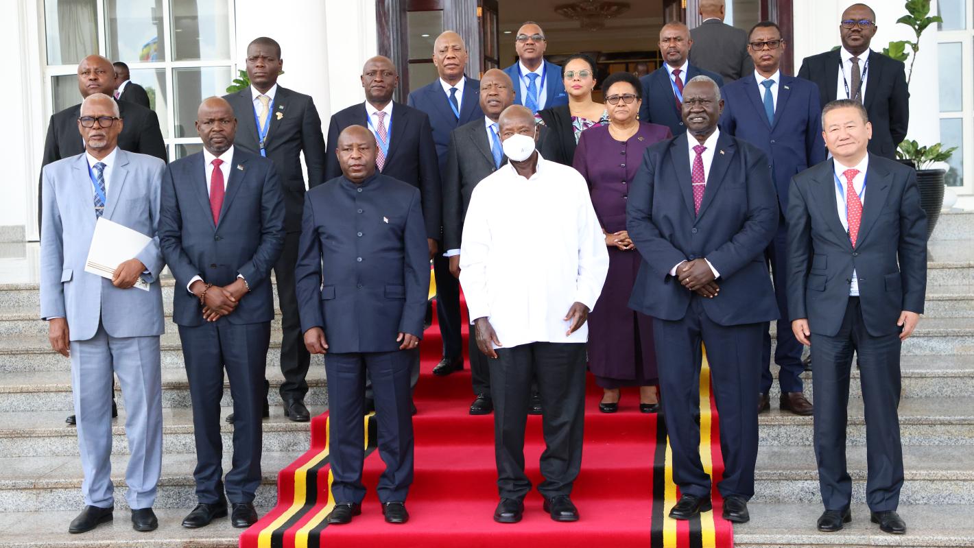 Le président Museveni accueille les dirigeants régionaux à la State House d'Entebbe à l'occasion de la réunion de haut niveau du mécanisme régional de surveillance, le 28 mai 2025.