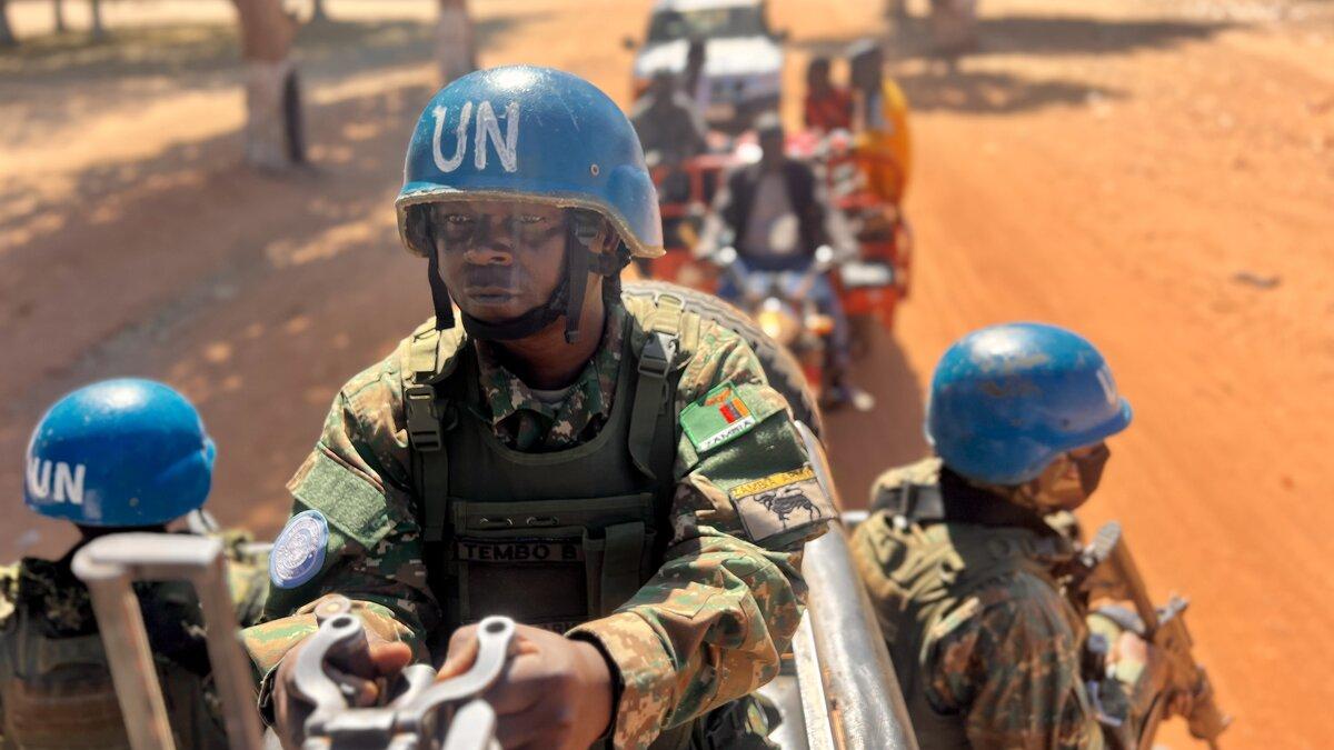 Des Casques bleus sont photographiés à bord d’un véhicule armé de l’ONU. 