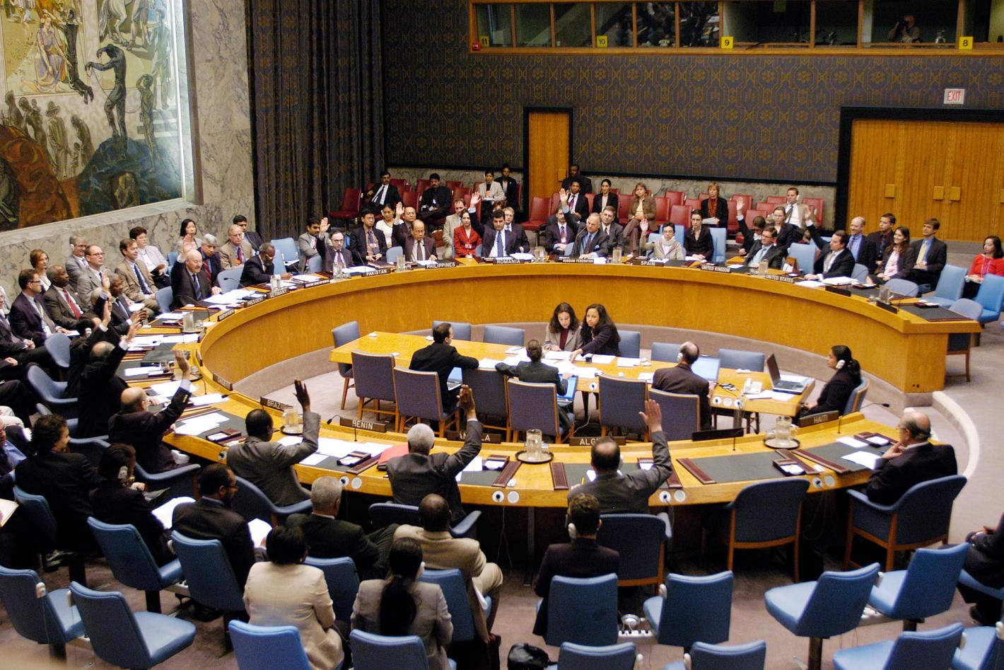  Wide view of the Security Council unanimously voting for resolution 1542 (2004)